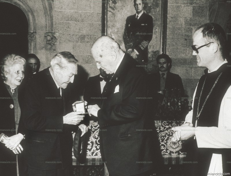Concesión a Josep Pla de la Medalla de Oro de la Generalitat