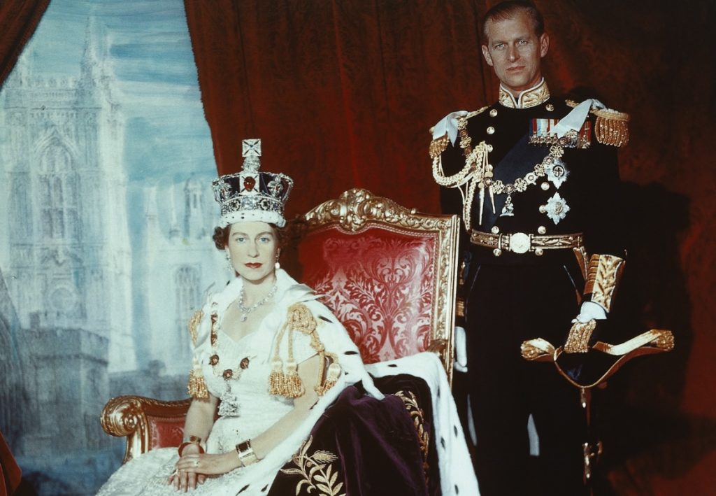 Tal día como hoy de 1953, Isabel II es coronada en la abadía londinense